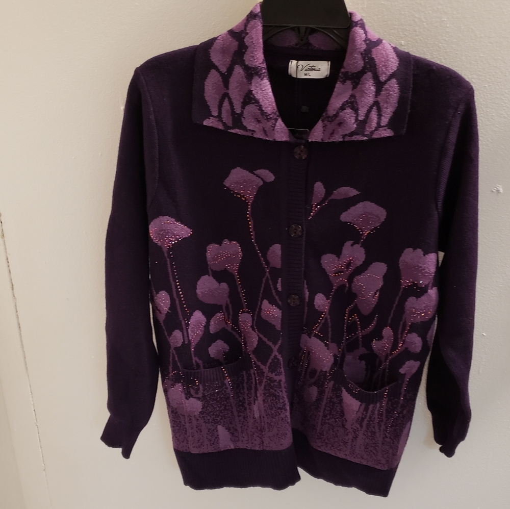 Victoria Collection  Sweater  Sz M/L